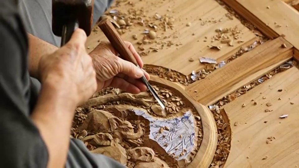 雕刻家雕刻木雕手的特写视频下载