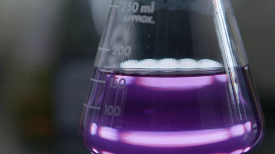 移液管从烧杯中吸出紫色液体视频购买