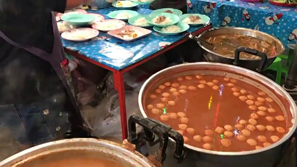 用勺子舀出咖喱鱼丸，泰国曼谷。视频下载