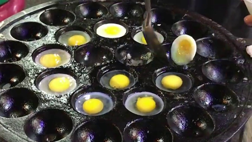 泰国曼谷庙会上的鹌鹑蛋。视频下载
