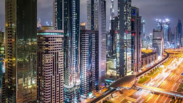 阿联酋迪拜谢赫扎耶德路现代摩天大楼和繁忙交通的夜景视频素材