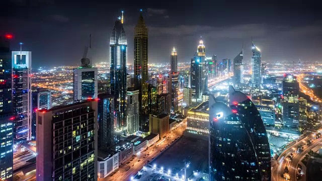 T/L WS HA ZO夜景现代摩天大楼在迪拜市中心/迪拜，阿联酋视频素材