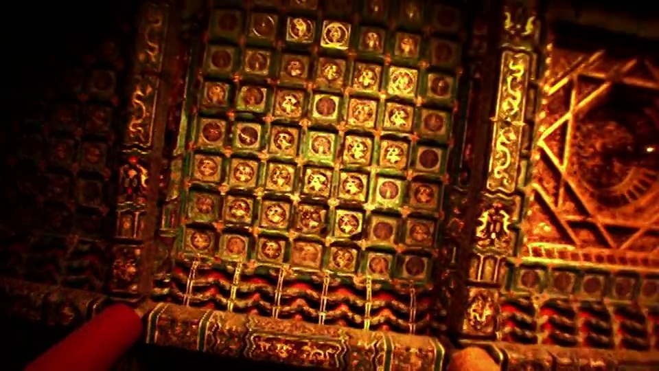 在中国北京紫禁城的寺庙天花板上倾斜装饰瓷砖视频下载