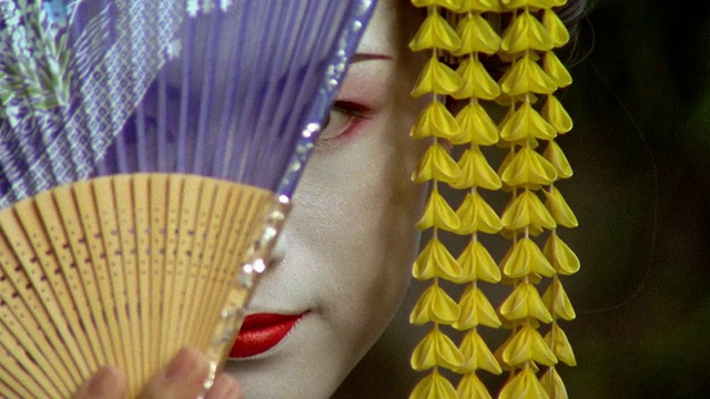 近距离的艺妓在户外用扇子扫过眼睛/日本视频下载