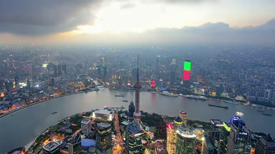 鸟瞰图的上海城市景观在戏剧性的天空视频下载