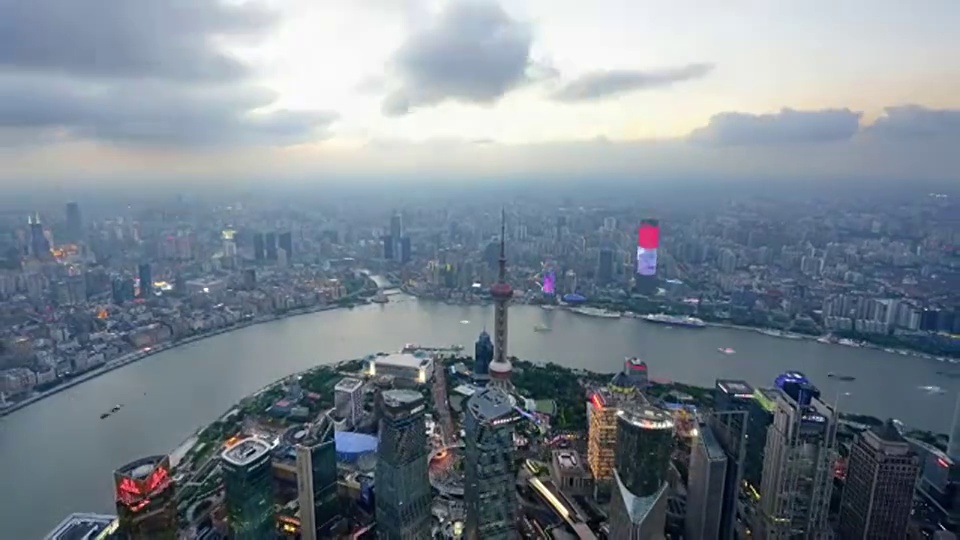 鸟瞰图的上海城市景观在戏剧性的天空视频下载
