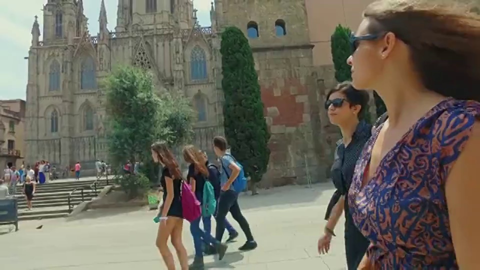 夏天在巴塞罗那的女性朋友视频素材
