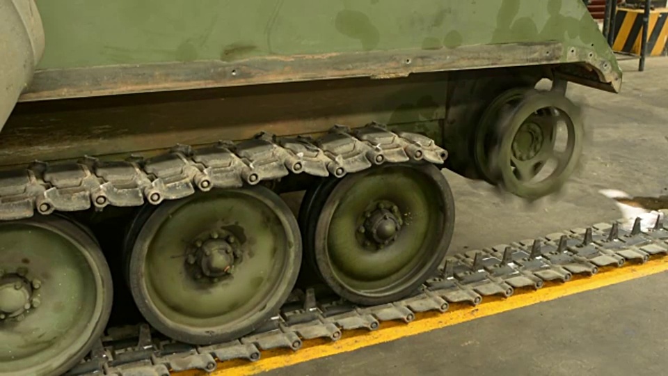 坦克履带和车轮在军事视频素材