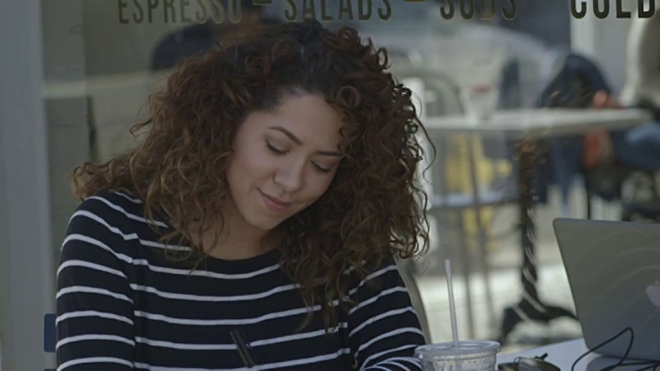 咖啡厅-年轻女子的日记视频素材