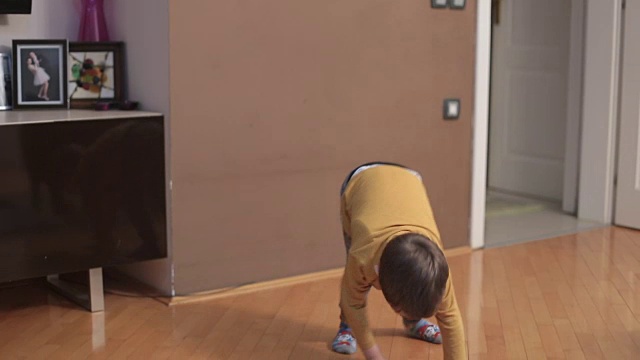 小男孩跳舞，模仿拳击手的动作视频素材