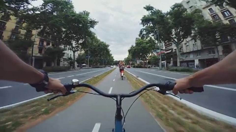 在西班牙巴塞罗那骑自行车视频素材