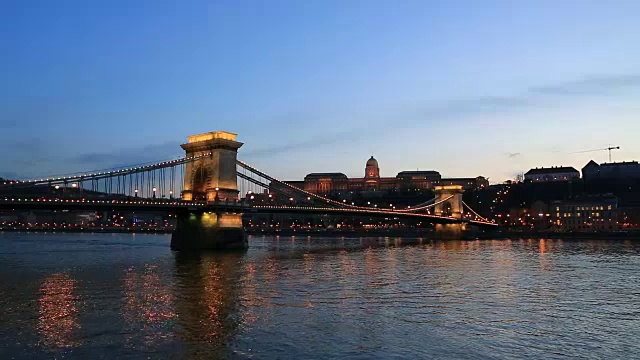 匈牙利布达佩斯市布达和佩斯市之间多瑙河上的Szecheni Lanchid吊桥(铁链桥)。视频素材