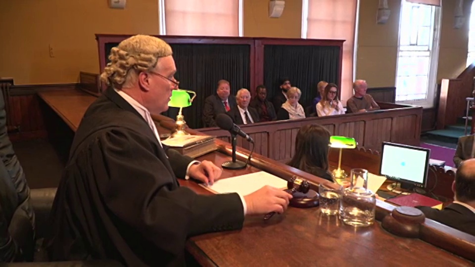 4K多莉:法庭上有陪审团的男法官视频下载