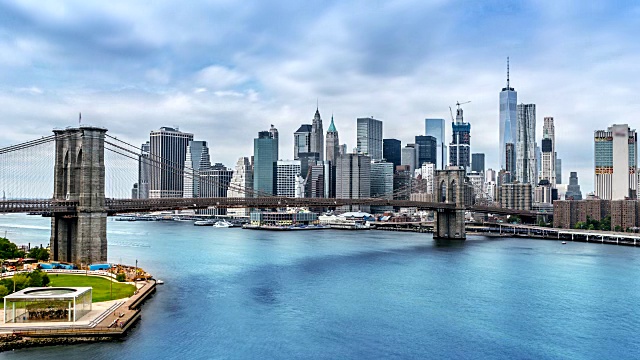 著名的纽约市鸟瞰图，布鲁克林大桥，市中心视频下载