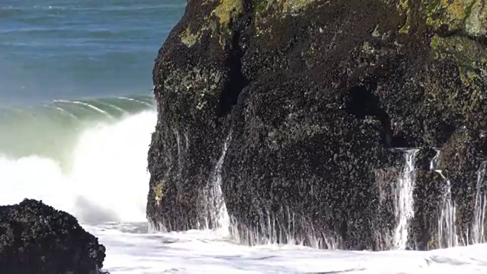 海浪溅起水花。视频下载