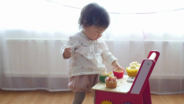 亚洲小女孩吃纸杯蛋糕视频素材