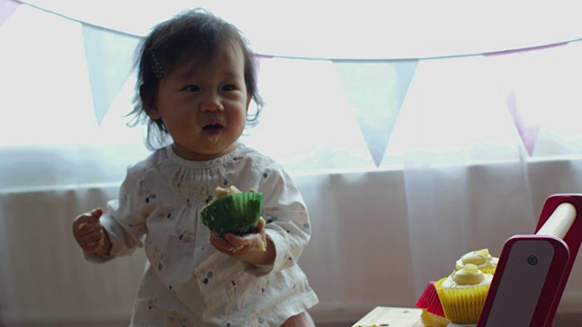 亚洲小女孩吃纸杯蛋糕视频素材