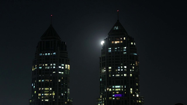 月升和孟买双塔的时间流逝视频素材