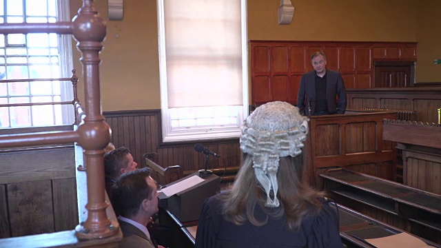 4K多莉:法庭案件-女出庭律师询问证人视频下载