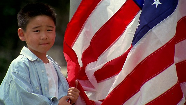 两名小男孩举着美国国旗视频素材
