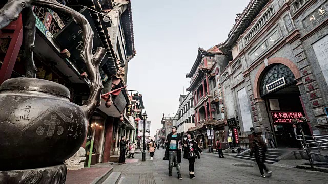 中国北京大栅栏步行街上，游客漫步的时间视频下载