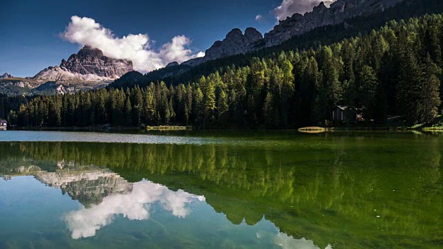 时间流逝松林和山在米苏里纳湖白云石阿尔卑斯阿尔卑斯意大利南蒂罗尔视频下载