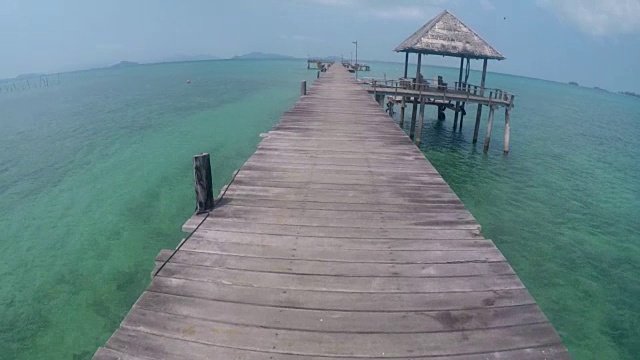 漫步在热带岛屿的木制码头上视频下载