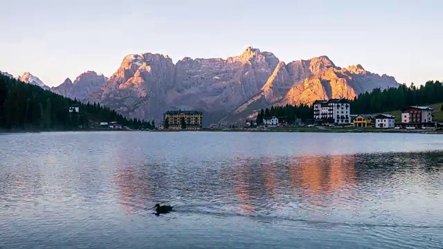 缩小日落在山上和反射湖，米苏里纳湖，南蒂罗尔，意大利，欧洲阿尔卑斯山山视频下载