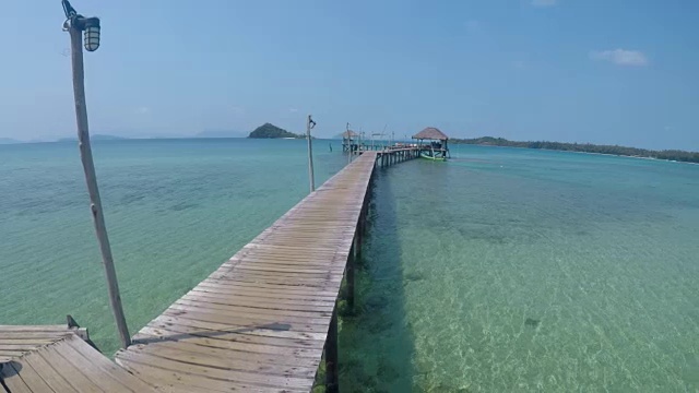 热带岛屿上的木制码头与蓝色的绿松石海视频下载
