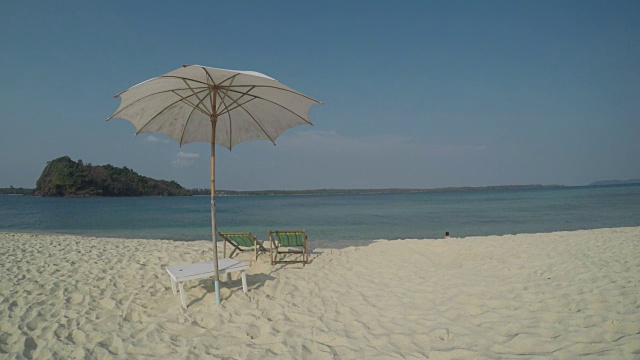 热带岛屿上的沙滩伞视频下载