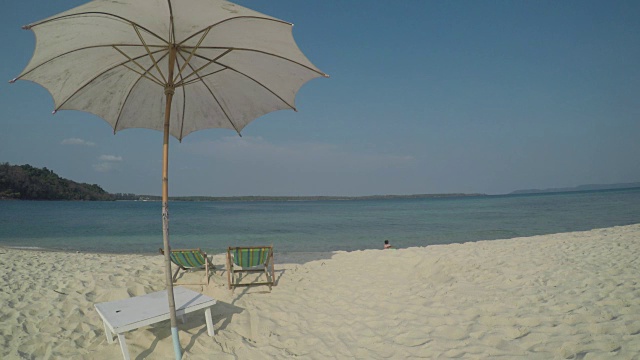 热带岛屿上的沙滩伞视频下载