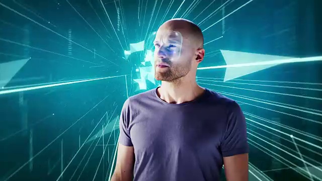 在数字隧道中戴着全息虚拟现实眼镜的人。探索虚拟现实视频素材