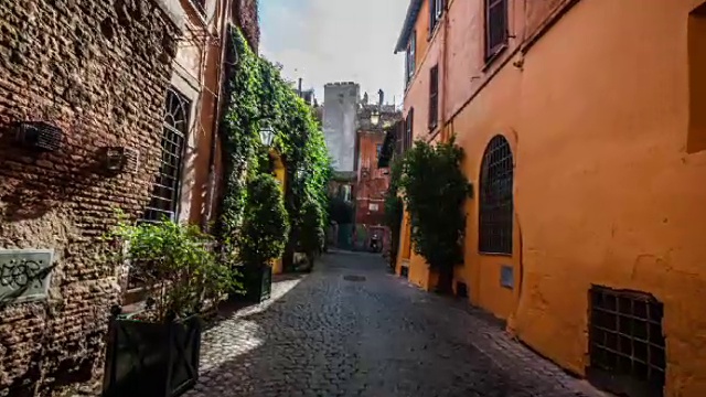 斯坦尼康:在罗马，Trastevere田园诗般的窄街视频素材