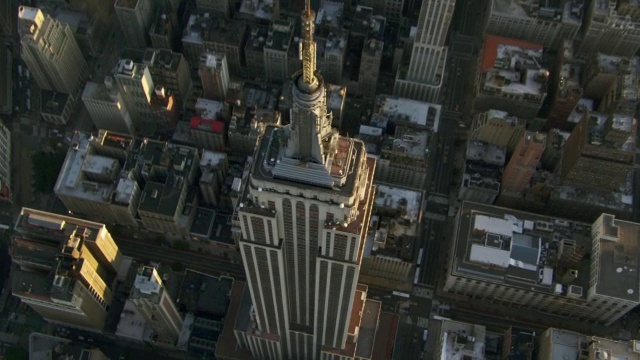 帝国大厦在曼哈顿的摩天大楼中引人注目。视频下载