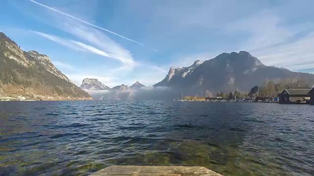以特劳恩施泰因山脉为背景的特劳恩施泰因湖的时间圈视频下载