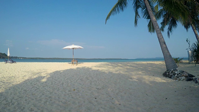 夏季热带岛屿上的白色沙滩视频下载