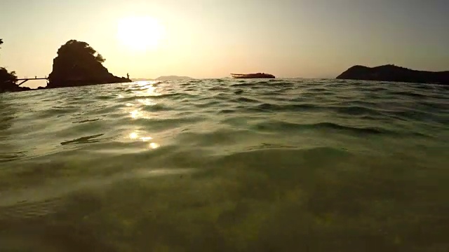 海面上的海滩，落日映照视频下载