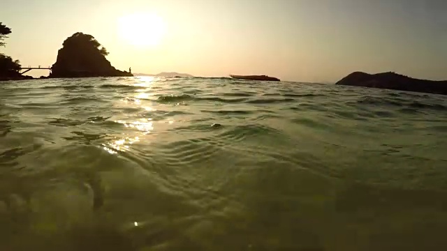 海面上的海滩，落日映照视频素材