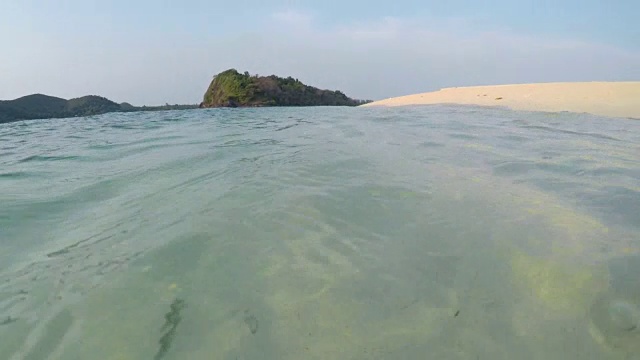 有珊瑚碎片的水面沙滩视频下载