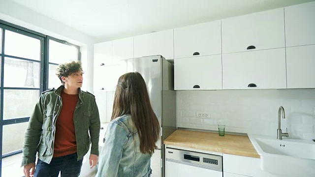 一对年轻夫妇参观一所新房子。视频下载