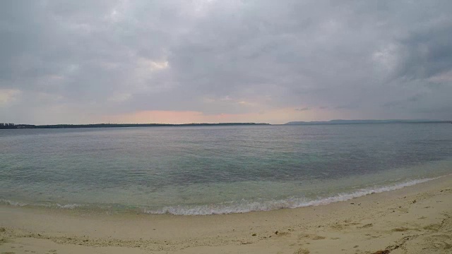 日出时岛屿上宁静的海滩视频下载