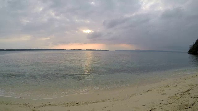 日出时岛屿上宁静的海滩视频下载
