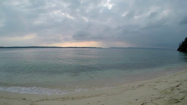 早晨岛屿上宁静的海滩视频下载