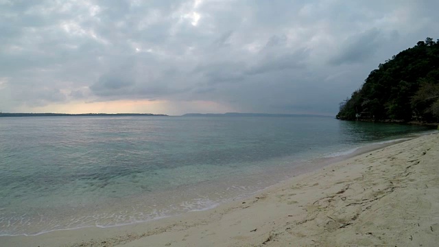 早晨岛屿上宁静的海滩视频下载