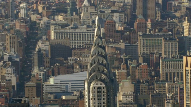 在纽约市，克莱斯勒大厦高耸于周围的建筑物之上。视频下载