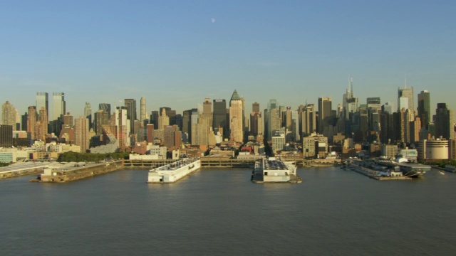 码头沿着曼哈顿岛的边缘伸入哈德逊河。视频下载