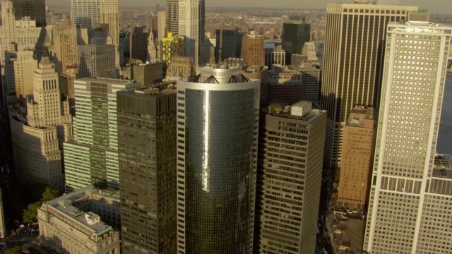 一道光柱穿过哈德逊河，直指曼哈顿的摩天大楼。视频下载