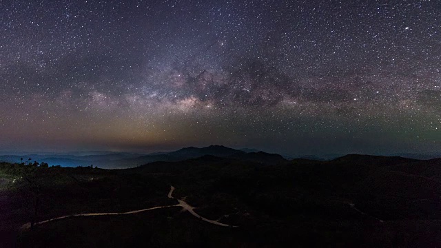 4k分辨率的恒星时间流逝，银河系和山区景观的夜晚视频下载