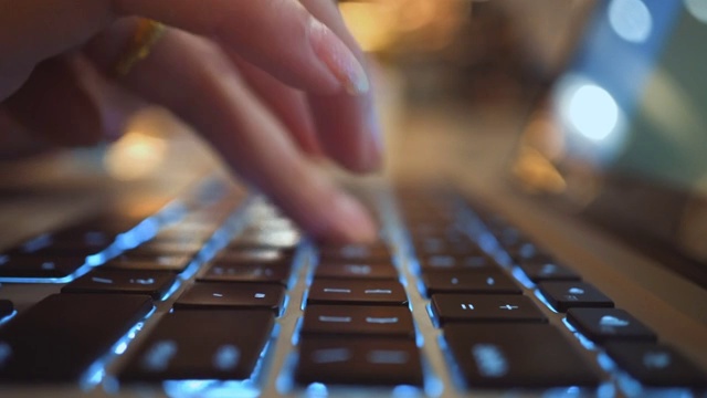 女人在笔记本电脑键盘上打字，特写视频下载