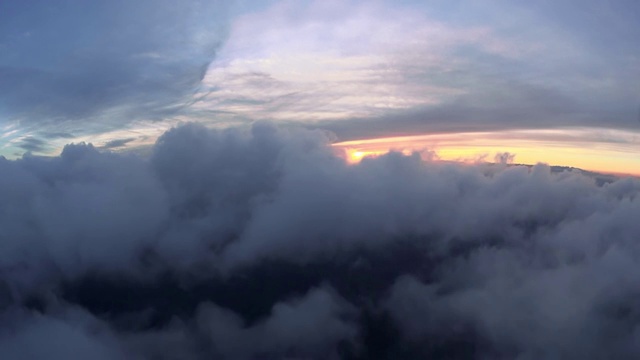 WS AERIAL POV黄昏时天空中蓬松的白云视频下载